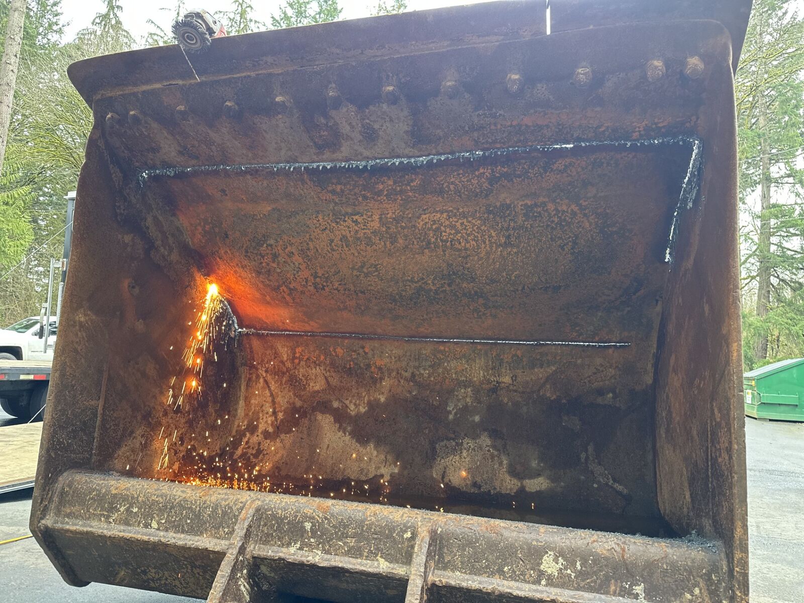 Air arc gouging during a wheel loader bucket liner replacement