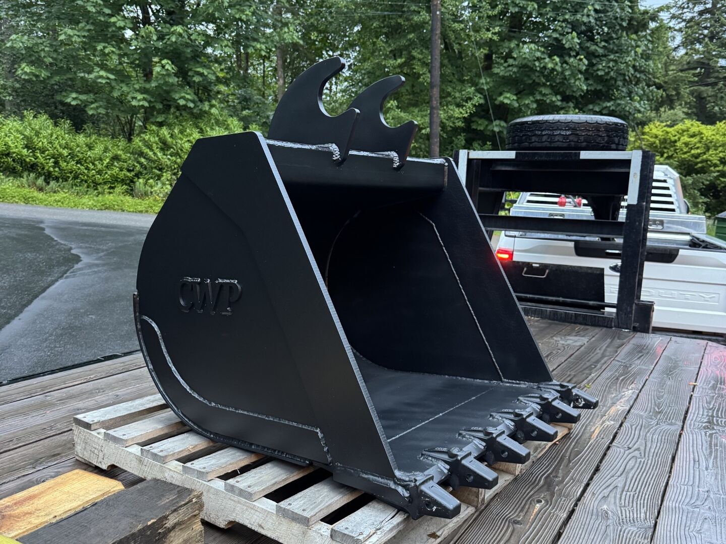 General purpose dig bucket in matte black with bolt-on rock teeth